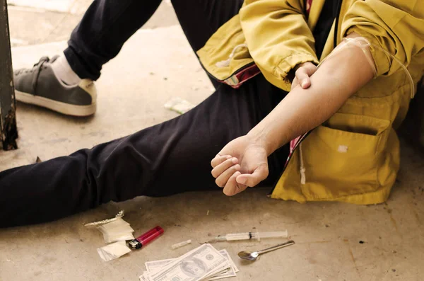 人们通过在血管中注射针头吸毒成瘾 国际禁止药物滥用和非法贩运日 — 图库照片