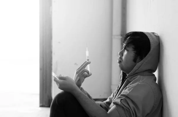 Viciado Sentado Chão Vai Fazer Dose Droga Com Seringa Mão — Fotografia de Stock
