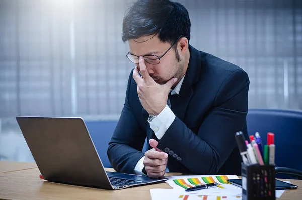 Ung Asiatisk Affärsman Svart Klänning Och Vit Skjorta Arbetet Kontoret — Stockfoto