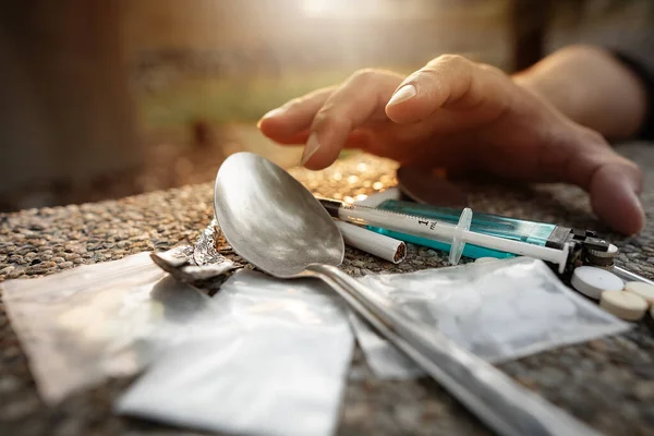 亚洲男人要求更多的毒品 禁止药物滥用和非法贩运国际日 — 图库照片