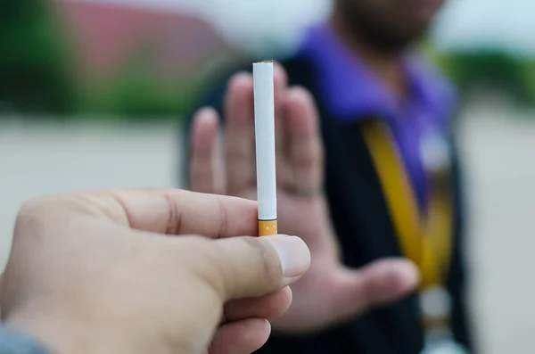 男は友人からタバコを拒否し 手はタバコを保持し 禁煙の概念の反対側の手のひらジェスチャー — ストック写真