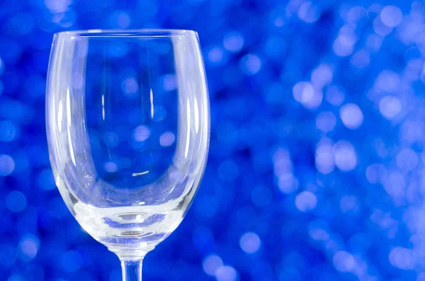 蓝色背景模糊的酒杯 — 图库照片
