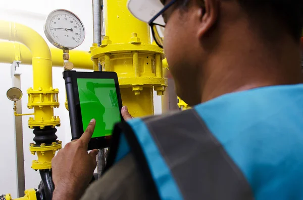 Kıdemli mühendis sistemin güvenliği için soğutma sisteminin cevaplarını kontrol ediyor.