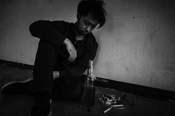 Depresszióban Szenvedő Függő Ázsiai Férfi — Stock Fotó