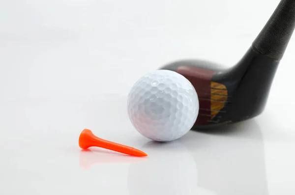 Golf Club Και Μπάλα Του Γκολφ Κοντά Απομονωμένη — Φωτογραφία Αρχείου