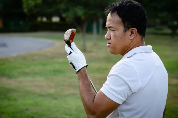 Golf sopası arayan golfçüler.