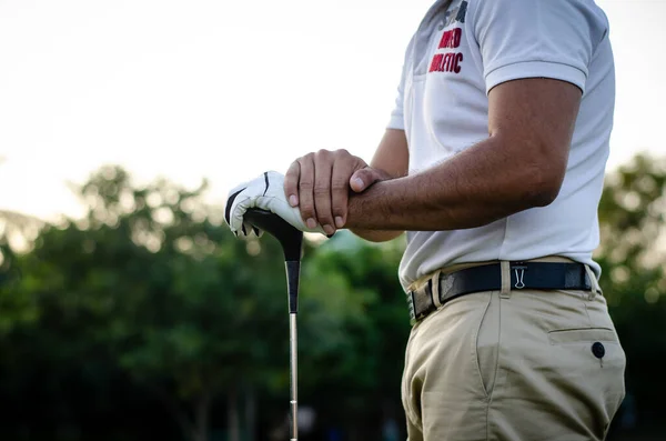 Golfista Muž Stojící Drží Golfovou Hůl Před Golfem — Stock fotografie