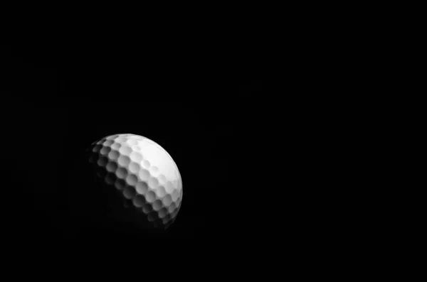 Golfball Auf Schwarzem Hintergrund — Stockfoto