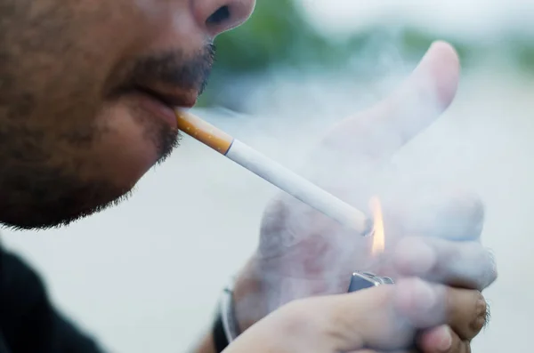 Крупный План Человека Закуривающего Сигарету — стоковое фото