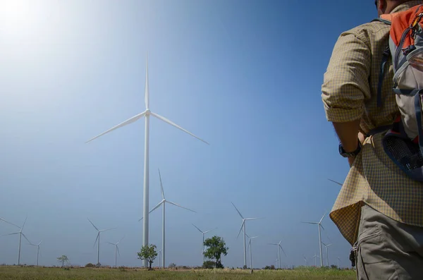 风力涡轮机农场的人 — 图库照片