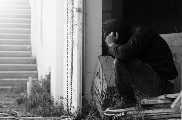 Triste Hombre Deprimido Sentado Las Escaleras Foto Blanco Negro — Foto de Stock