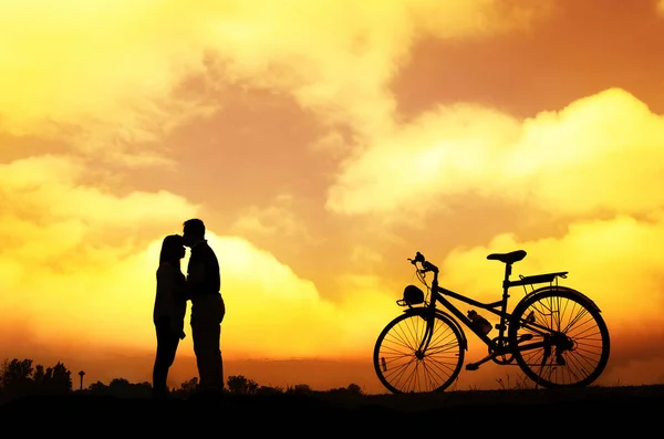 Junges Paar Bewundert Sonnenuntergang Reise — Stockfoto