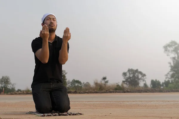 Pemuda Muslim Berdoa Luar — Stok Foto