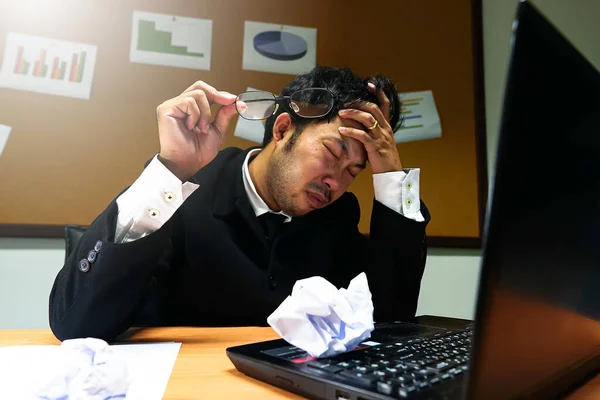 Joven Trabajador Oficina Está Teniendo Problema Complicado Proyecto Oficina — Foto de Stock