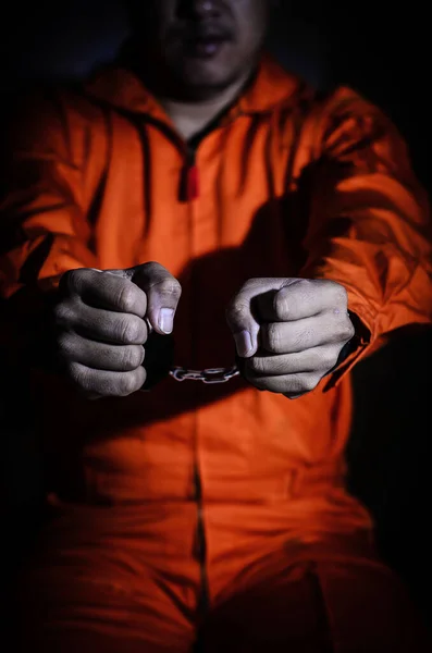 Het Onderste Lichaamsdeel Van Gevangene Oranje Uniform Houdt Hand Handboeien — Stockfoto