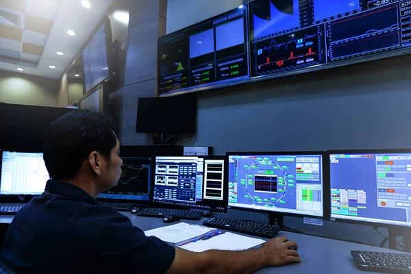 Elektrik kontrol odasında çalışan mühendis.