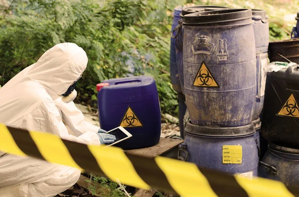 Bilim adamları tehlikeli kimyasalları doğrulayarak koruma takıyorlar.