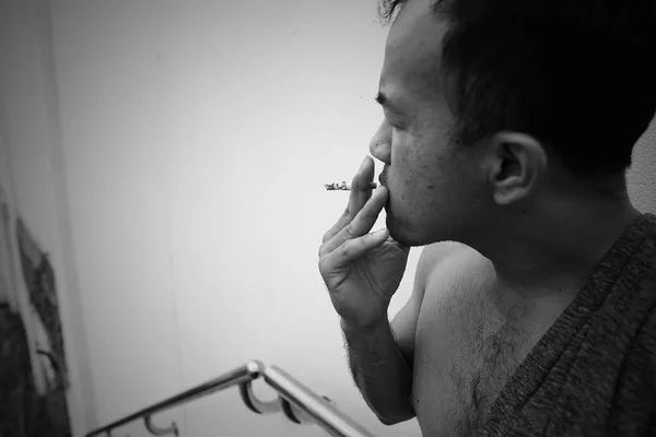 Uomo Depresso Triste Senza Una Shirt Piedi Sulle Scale Fumare — Foto Stock