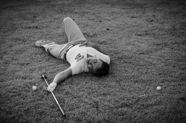 Golfçü adam golf oynarken yaralanmış.