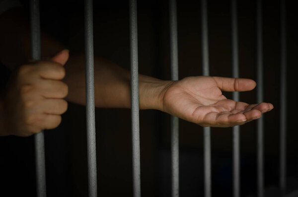 Крупный план мужских рук в наручниках
 