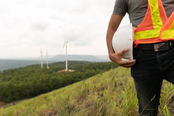 Rüzgar türbinli elektrik mühendisi.