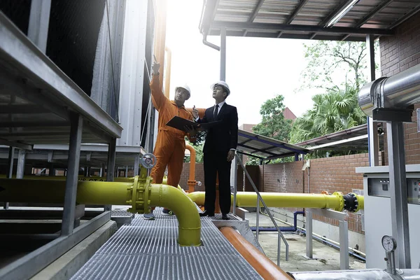 Mühendisler ve işadamları fabrikayı ortak bir girişim için kontrol ediyorlar.