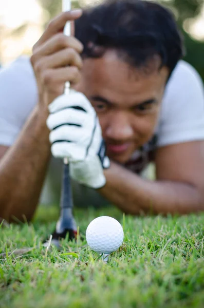 Linha Profissional Verificação Golfista Para Colocar Bola Golfe Grama Verde — Fotografia de Stock