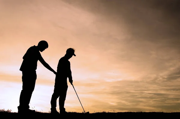 Silhouette Golf Sportolók Gyönyörű Naplementében — Stock Fotó