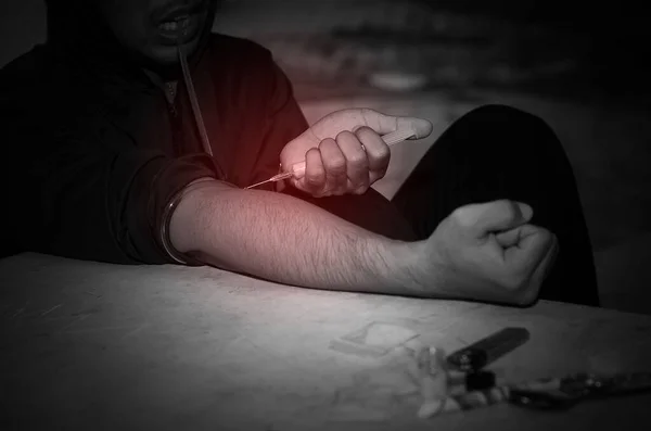 Asyalı bağımlı genç adam 