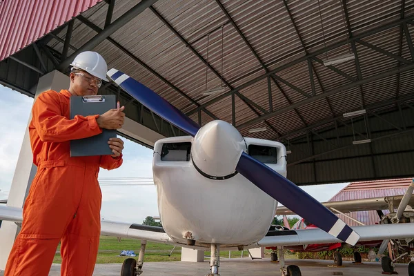 Ingeniero de vuelo con un avión pequeño — Foto de Stock