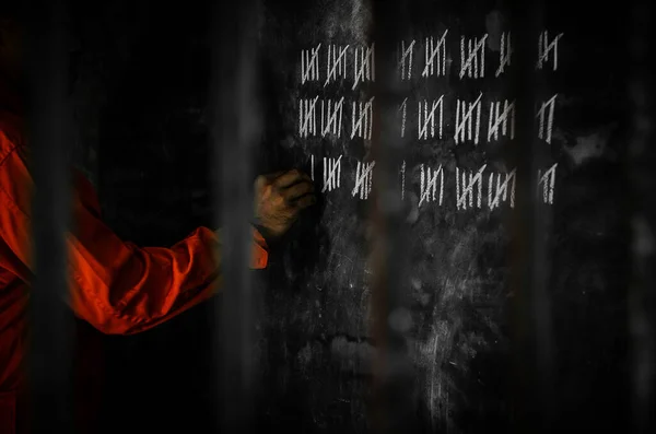 Prigioniero Gabbia Con Cartelli Sul Muro — Foto Stock