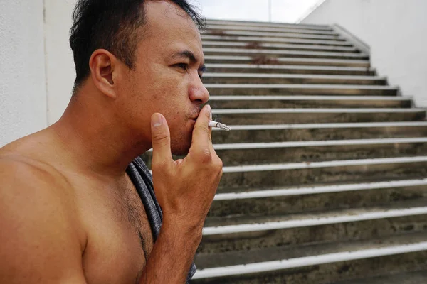 Triste Uomo Depresso Senza Una Shirt Piedi Sulle Scale Fumare — Foto Stock