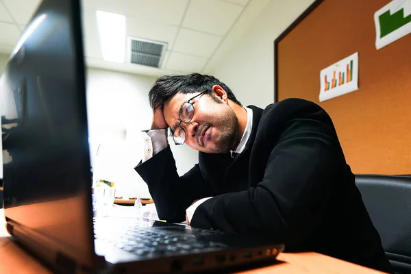 Empresário Funcionário Escritório Está Tendo Problema Complicado Projeto Escritório — Fotografia de Stock