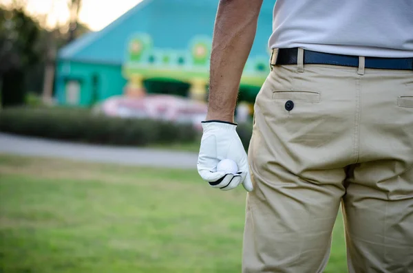 Golfer Halten Einen Golfball Der Hand — Stockfoto