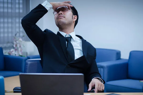 Jovem Asiático Empresário Vestido Preto Camisa Branca Durante Trabalho Escritório — Fotografia de Stock