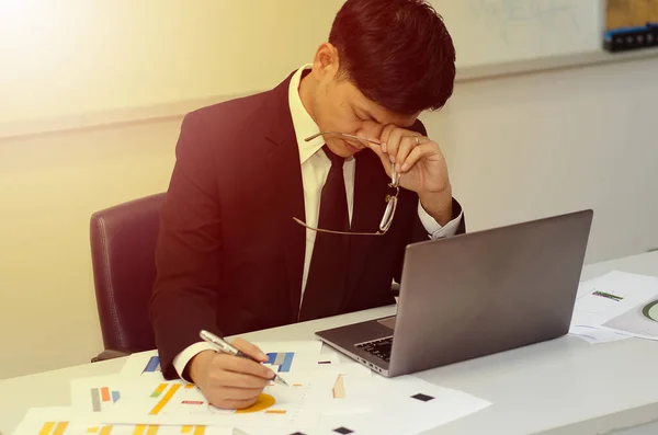 Zestresowany Azjatycki Biznesmen Pracujący Przy Stole — Zdjęcie stockowe