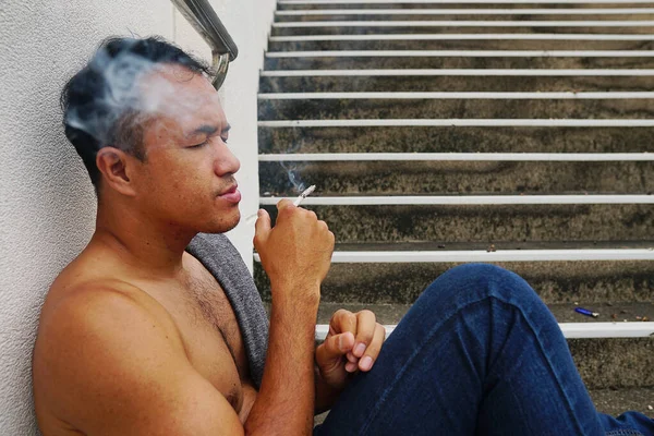 Üzgün Bunalımlı Tişörtsüz Merdivenlerde Oturmuş Sigara Içen Adam — Stok fotoğraf