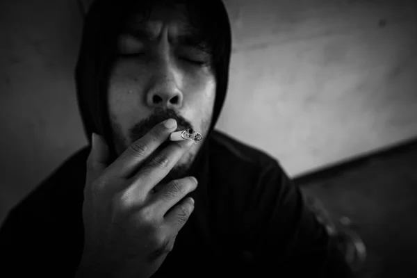 Depresyondaki Asyalı Adam Sigara Içiyor — Stok fotoğraf