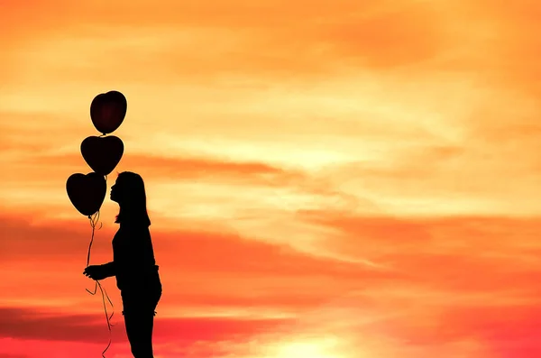 Silhouette Einer Frau Mit Luftballons Sonnenuntergang — Stockfoto
