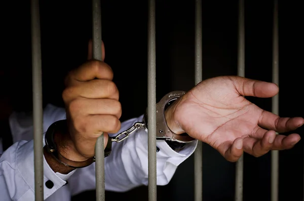 İş Adamı Elleri Hapiste 'nin Yakın Çekimi 