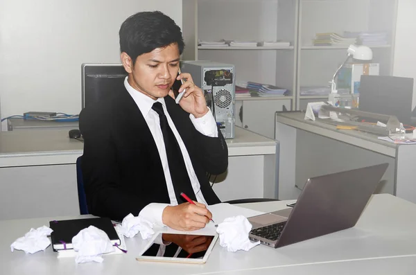 Homme Affaires Stressé Appelle Téléphone Table Dans Bureau — Photo