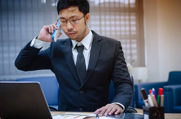 Jonge Aziatische Zakenman Zwarte Jurk Wit Shirt Tijdens Het Werk — Stockfoto