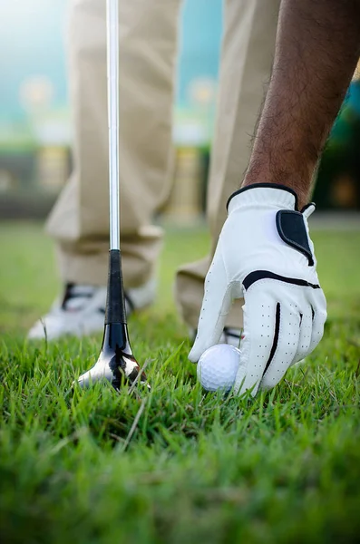 Mão Colocando Bola Golfe Tee Com Clube Campo Golfe — Fotografia de Stock