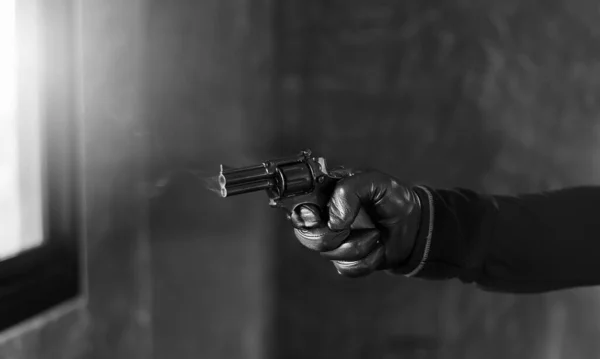 Özel Kuvvetler 'den birine silah doğrultmuş bir erkek eli yakın plan. 