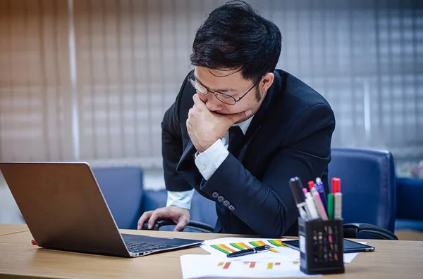 Ung Asiatisk Affärsman Svart Klänning Och Vit Skjorta Arbetet Kontoret — Stockfoto