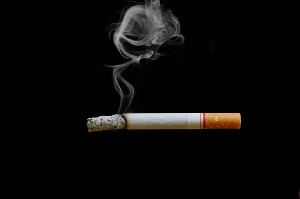 Sigaretten met een zachte achtergrond zijn donker. — Stockfoto