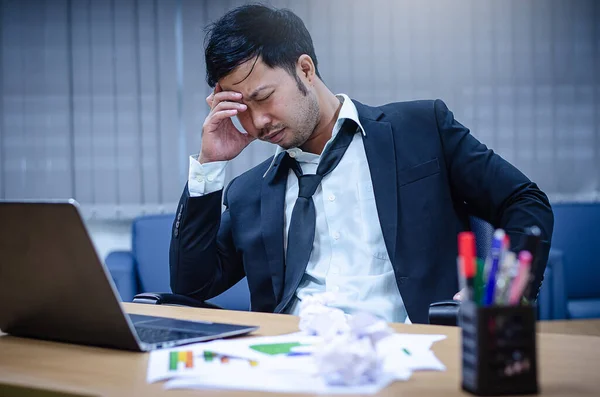 Jovem Asiático Empresário Vestido Preto Camisa Branca Durante Trabalho Escritório — Fotografia de Stock