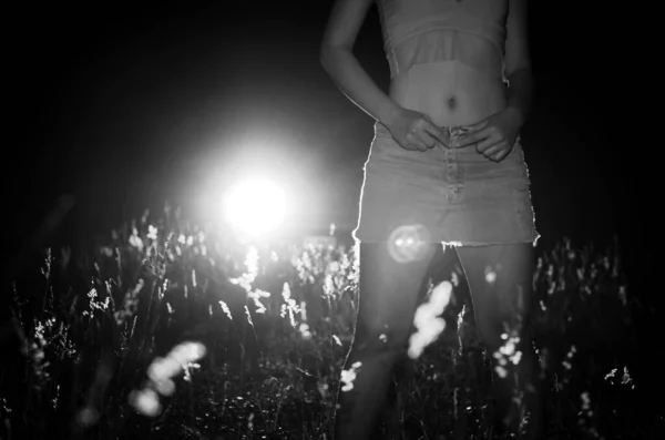 Молодая Женщина Платье Стоящее Траве Свет Позади Черно Белое Фото — стоковое фото