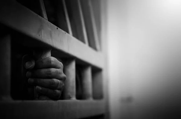 Κοντινό Πλάνο Των Αρσενικών Χεριών Στη Φυλακή — Φωτογραφία Αρχείου