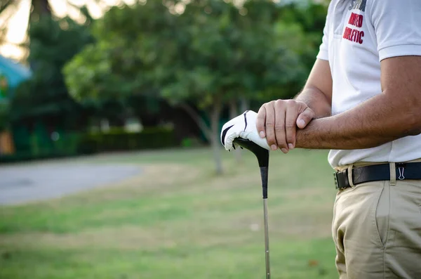 Golfista Muž Stojící Drží Golfovou Hůl Před Golfem — Stock fotografie